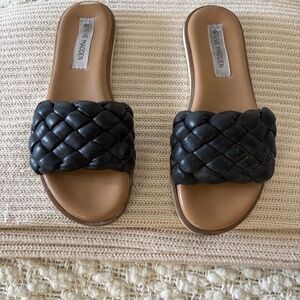 STEVE MADDEN BLACK SANDAL/SLIDE